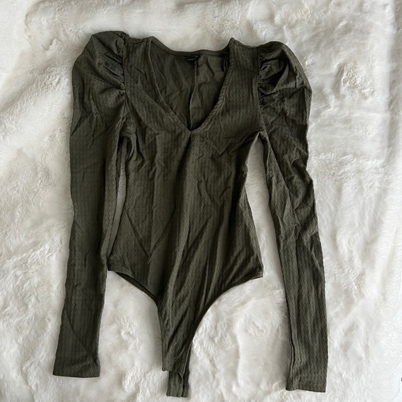 NWT bundle of long puff sleeve bodysuits - Picture 4 of 6